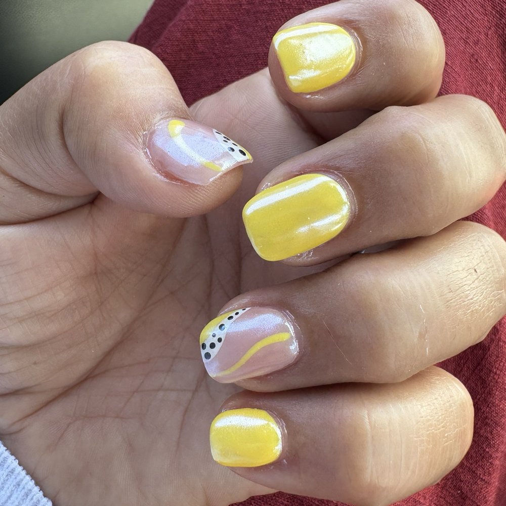 Acrylic nails, round, short and with chrome finish. Also special design on ring and thumb nails. Acrylic nails, round, short and with chrome finish. Also special design on ring and thumb nails.