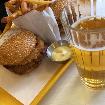 Le Burger 4304 - Le Boeuf Burgers, Pommes Frites with le sauce, Lager Berr - Beer Bar Near Me - Minneapolis, Minnesota Le Burger 4304 - Le Boeuf Burgers, Pommes Frites with le sauce, Lager Berr - Beer Bar Near Me - Minneapolis, Minnesota