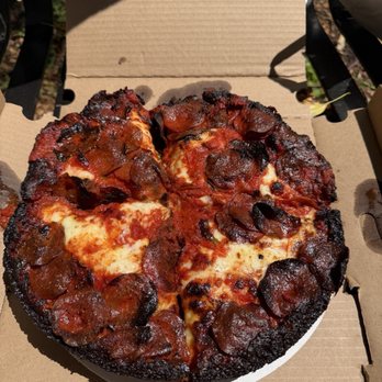 Pequod's Pizza - 10" small pan pizza with basil and pizza - Pizza Near Me - Chicago, Illinois