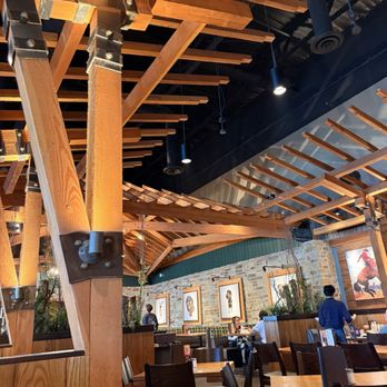Lazy Dog Restaurant & Bar - Decor - New American Near Me - Cerritos, California