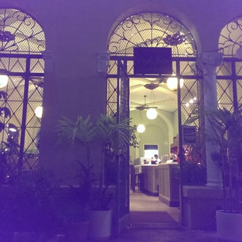 Cafe Julia - Exterior - Cafes Near Me - Honolulu, Hawaii