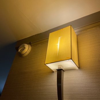 DoubleTree by Hilton Hotel Wilmington - Damaged light and water damage. - Hotels Near Me - Wilmington, Delaware