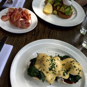 High Road Brasserie - Eggs florentine, poached egg on avocado toast and a side of bacon - French Near Me - London, XGL High Road Brasserie - Eggs florentine, poached egg on avocado toast and a side of bacon - French Near Me - London, XGL