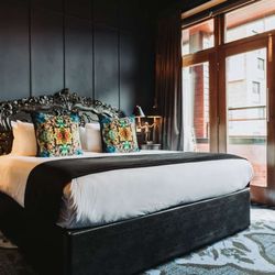 Velvet Hotel - Signature Balcony Deluxe King Room