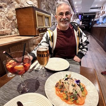 Guell - Tapas tuna, tomato, anchovies - Tapas/Small Plates Near Me - Barcelona, B
