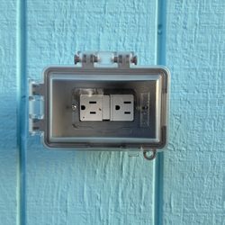 Autumn Electric - Outdoor plug front side.
