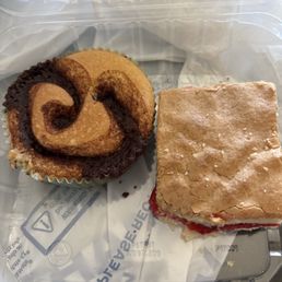Cinnamon roll and raspberry cake bar Cinnamon roll and raspberry cake bar