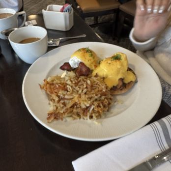 Bubba - Eggs Bacon Benedict - Southern Near Me - Des Moines, Iowa