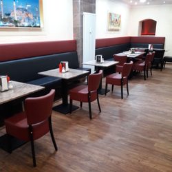 Al Sham - Sitzplätze im Cafe wirken nicht so gemütlich für die leckeren Teilchen