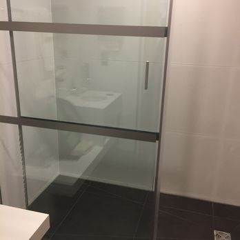 United Arrivals Lounge - shower room / shower - Airport Lounges Near Me - Gt Lon, XGL