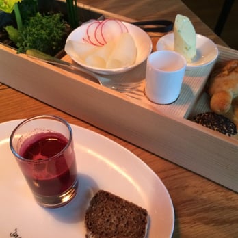Gourmetrestaurant Irma - Der Gruss aus der Küche: Sellerie-Rote Beete-Shot mit selbst gebackenem Brot und Kräutergarten zum selber schnibbeln! - International Near Me - Bezau, 8