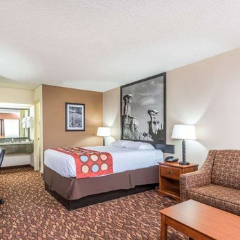 Super 8 by Wyndham Clovis - 1 Queen Bed Room - Hotels Near Me - Clovis, New Mexico