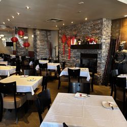 Oye's Restaurant & Bar - Elegant dining room