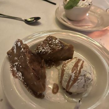 Meddlesome Moth - Caramel bread pudding - Bars Near Me - Dallas, Texas Meddlesome Moth - Caramel bread pudding - Bars Near Me - Dallas, Texas