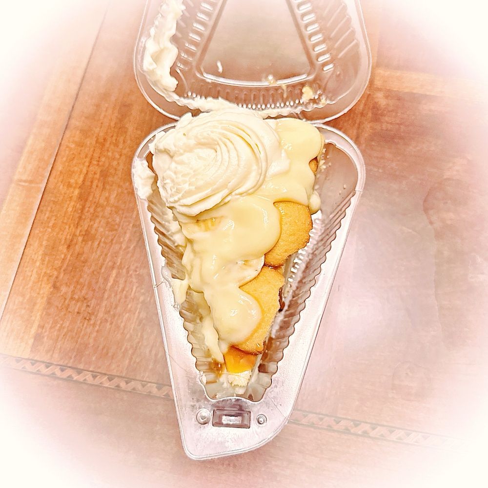 Mak & Cheesecakes Logo