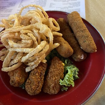 Pineapple Joe's Grill & Raw Bar - Onion strings, cheese sticks and jalapeño poppers - Cocktail Bars Near Me - Fort Pierce, Florida