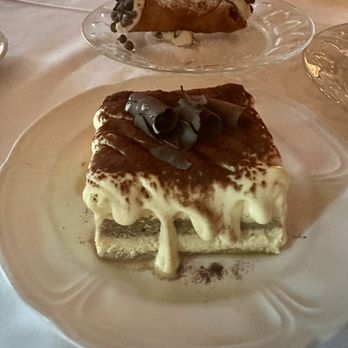 Sammie’s - Tiramisu and chocolate chip cannoli - Italian Near Me - Austin, Texas