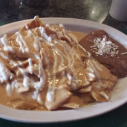 Chilaquiles enchipotlados (vienen con frijolitos).