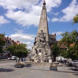 Grand Place - Le monument aux morts