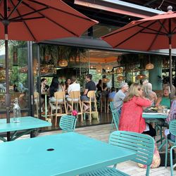 Mister Oso - Lovely patio and beautiful bar.