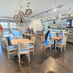Honest Restaurant Cleveland - Dining room