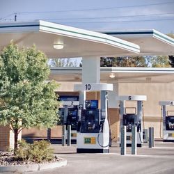 Golden Gate - Golden Gate gas station at Kietzke Lane