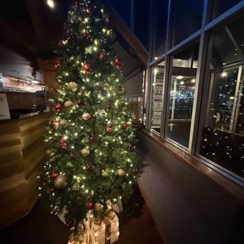 Elliott's Oyster House - Christmas tree - Seafood Near Me - Seattle, Washington