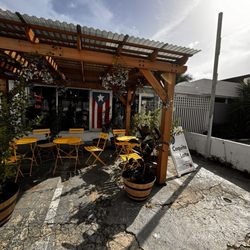 787 Coffee - Cute outdoor seating area