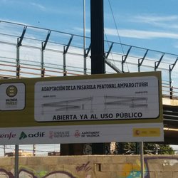 Pasarela Peatonal Amparo Iturbi - Menos mal que por fin la adaptaron.