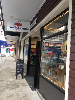 ドラックストアーズ RainCity Drugstore, 305 Dock St, Ketchikan, AK 99901, US