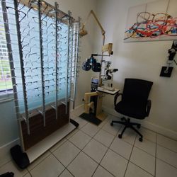 We offer our patients optometry services at no cost !!