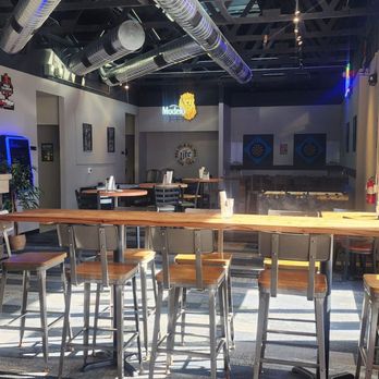 Racks-N-Cues Billiards and Brews - Dining area - Recreation Centers Near Me - Windsor, California Racks-N-Cues Billiards and Brews - Dining area - Recreation Centers Near Me - Windsor, California