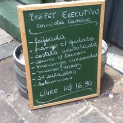 Pub e Armazém Cervejeiro - Cardápio do almoço sempre exposto na entrada.