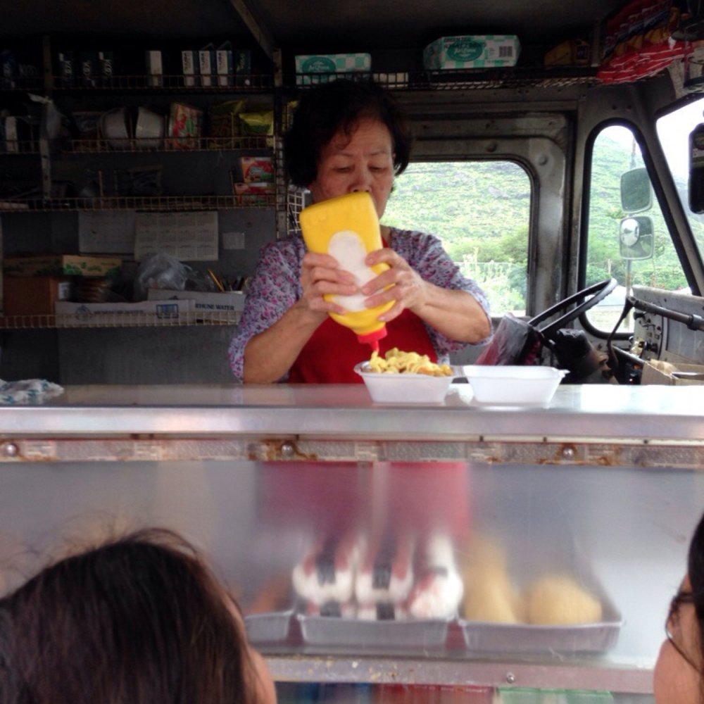 Le's Wagon - a woman serving food to a group of people - Food Trucks Near Me - Waianae, Hawaii
