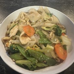Chicken, veggies, rice noodle with spicy brown sauce 10/10 Chicken, veggies, rice noodle with spicy brown sauce 10/10