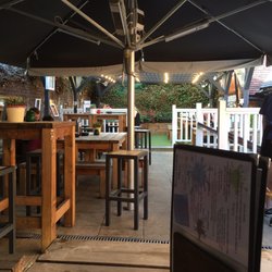 The Britannia - 店の奥に入ったらあるアウトサイドシート
