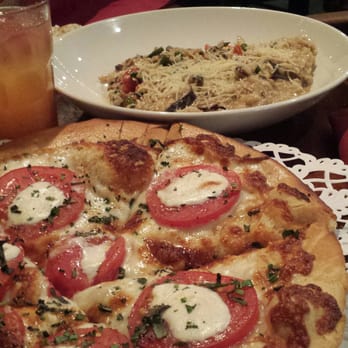 Kula Lodge & Restaurant - Margarita pizza and mushroom risotto - Breakfast & Brunch Near Me - Kula, Hawaii