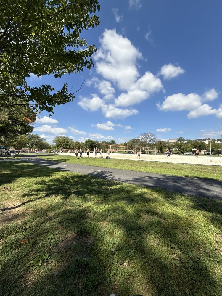 Lincoln Memorial Sand Courts Logo