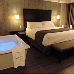 Shediac Hotel - Inside one of the bedrooms whit therapeutic bath next to bed.