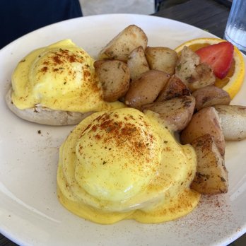 Sweet E's Cafe - Eggs Benedict - Cafes Near Me - Honolulu, Hawaii
