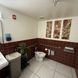 Les Schwab Tire Center - Women's restroom was very clean
