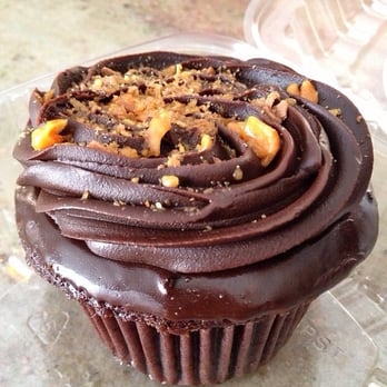 Molly's Cupcakes - The cashier described it as "life changing"! - Desserts Near Me - Chicago, Illinois