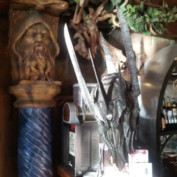 La Taberna del Dragón Verde - Adornos en la barra de la taberna. - Pubs Near Me - Seville, SE