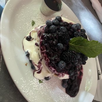 Bistro Café - Blue Panqueques y Crema de Arándanos / Pancakes and Blueberry Cream - Breakfast & Brunch Near Me - Coral Gables, Florida Bistro Café - Blue Panqueques y Crema de Arándanos / Pancakes and Blueberry Cream - Breakfast & Brunch Near Me - Coral Gables, Florida