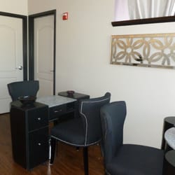 De Anza Salon & Spa - Manicure Area