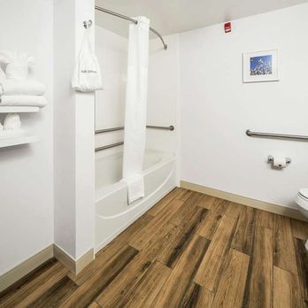 Hampton Inn Wilson Downtown - Guest room bath - Hotels Near Me - Wilson, North Carolina