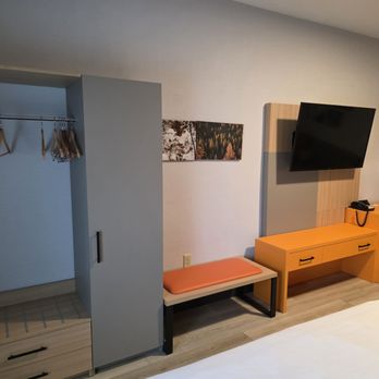 Comfort Suites Cheyenne - Closet area, bench seating, dresser, desk - Hotels Near Me - Cheyenne, Wyoming