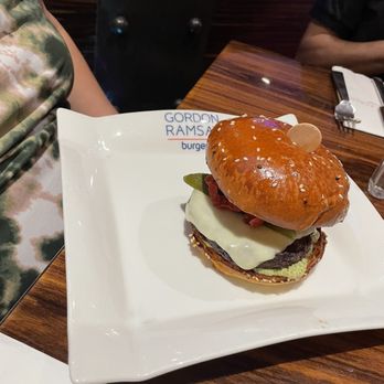 Gordon Ramsay Burger Las Vegas - Hella kitchen burger as is - Burgers Near Me - Las Vegas, Nevada Gordon Ramsay Burger Las Vegas - Hella kitchen burger as is - Burgers Near Me - Las Vegas, Nevada