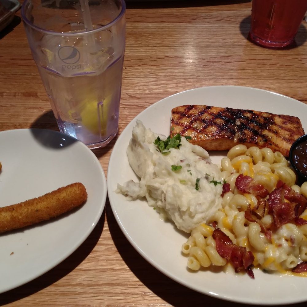Applebee's Grill + Bar - Salmon, loaded mac and cheese, mozzarella stick, mashed potatoes, water - Sports Bars Near Me - Bradley, Illinois