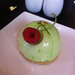 Le Macaron - Lime and raspberry mousee